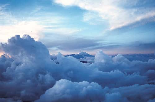 <br />Vue du volcan englacé de Cayambe (5790m) émergeant d'une mer de nuages. Photographie prise depuis le sommet du volcan Sumaco, dans le cadre du programme "processus et aléas volcaniques" (UR 031) <br />&copy; IRD Eissen, Jean-Philippe  