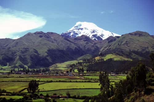 <br />Cayambe face ouest. Le vieux Cayambe basal et le Nevado Cayambe actif depuis les environs de Ayora. Le volcan Cayambe a connu 3 périodes éruptives de 700 ans en moyenne, séparées par des phases de repos de l'ordre de 500 à 600 ans. <br />&copy; IRD &copy; Monzier, Michel 