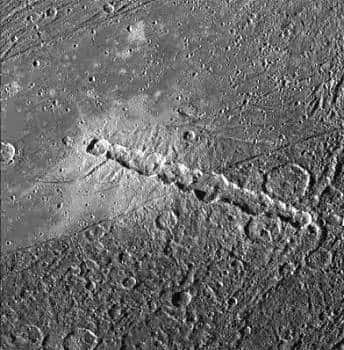 Une chaîne de cratères sur la lune de Jupiter Ganymède<br /> (Crédits : NASA/JPL)