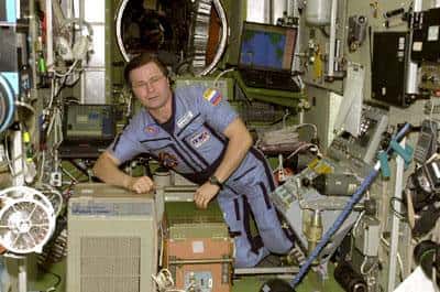 Le cosmonaute Nicolaï Boudarine à côté d'un purificateur d'air (crédit : NASA)