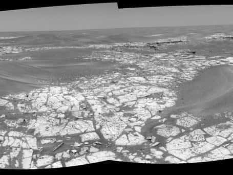 Opportunity avance péniblement vers le cratère Victoria<br />Sa route jusqu'au cratère est bordée de petites vagues de sable qu'il devra prendre soin d'éviter, et jalonnée de petits cailloux arrondis.<br /> (Crédits : Mars Exploration Rover Mission, Cornell, JPL, NASA) 