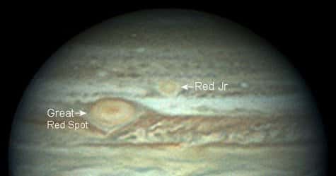 Les deux tâches rouges de Jupiter, observées le 28 mai 2006 par l'astronome amateur Christopher Go Ces deux tempêtes géantes fondent l'une sur l'autre ! <br />(Courtesy of Christopher Go)