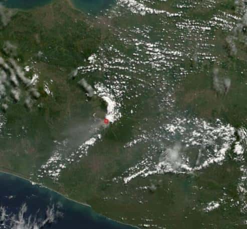 Image du mont Merapi, prise le 6 juin 2006 par l'instrument MODIS embarqué à bord du satellite Terra<br /> (Crédits : Jesse Allen, Earth Observatory)