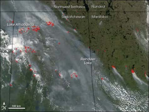 Les incendies qui sévissent à l'ouest du Canada, vus le 27 juin 2006 par l'instrument MODIS du satellite Aqua <br />(Courtesy of the MODIS Rapid Response team)