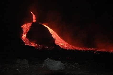 Les coulées de lave issues des deux bouches effusives apparues le 14 juillet 2006 au pied du cratère sud-est de l'Etna<br /> (Crédits : INVG)