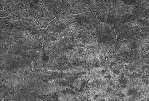  Image d'une partie de la région de Xanadu obtenue grâce au radar de Cassini <br />On y voit un réseau de rivières et de canaux, dans lesquels s'écoule probablement du méthane ou de l'éthane<br /> (Crédits : NASA/JPL )