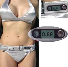<em>SmartSwim UV Meter</em>, le bikini qui mesure l'intensité des rayonnements ultraviolets et vous prévient dès qu'il est temps de vous réfugier à l'ombre ! <br />(Crédits : Solestrom)