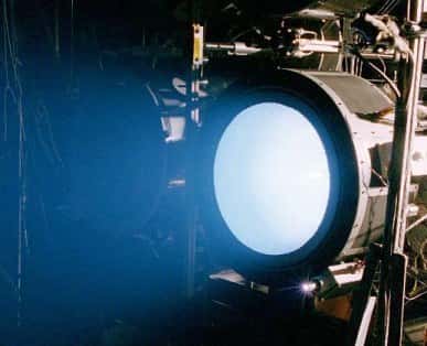 Le moteur ionique nouvelle génération NEXT, lors de sa campagne de tests au centre de recherche Glenn<br /> (Crédits : NASA)