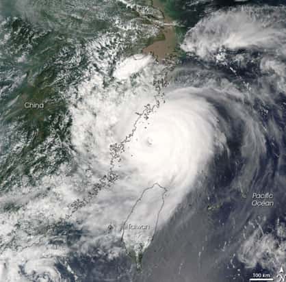 <br />Saomai, super-typhon de catégorie 4,  est la huitième tempête qui touche la Chine cette année. Cette image, enregistrée par l'instrument MODIS qui équipe le satellite Aqua, a été prise le 10 août 2006 à 13h05, heure locale.  Sur cette vue, on distingue nettement l'œil au centre du cyclone et ses bras en spirale.<br />&copy; Nasa. 