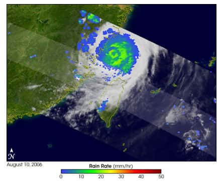 <br />Cette image, réalisée à partir des données récoltées par le satellite TRMM (Tropical Rainfall Measuring Mission), montre l'intensité des précipitations au cœur du typhon. Dans certaines localités, il est tombé 20 cm de pluie en 24 heures, ce qui a rendu très difficile le travail des secours. <br />&copy; Nasa. 