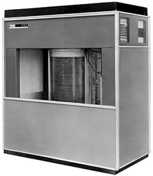 Disque dur IBM 350<br />Crédits : IBM