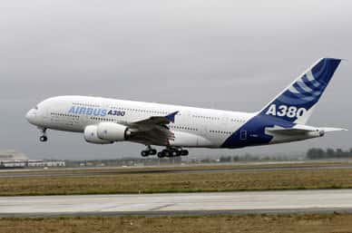 Le cinquième et dernier A380 d'essai s'est envolé hier de l'aéroport Toulouse Blagnac<br /> Il est le seul de la flottille à être doté de réacteurs GP7200<br /> (Crédits : Airbus)