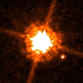 Surpris par Hubble, le compagnon de la jeune naine rouge CHRX 73 A a juste la taille limite séparant une planète d'une étoile avortée.