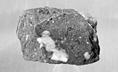 L'âge de cette roche lunaire de 128 grammes collectée lors de la mission Apollo 16 a été estimé à 3,9 milliards d'années, ce qui est plus ancien que 99,99% des sédiments de surface terrestres. L'environnement de notre satellite, dépourvu d'atmosphère et de tectonique, a permis de conserver de tels témoins du passé.