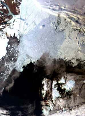 Photographie du nord du Spitzberg prise le 29 août 2006 par l'instrument Meris du satellite Envisat. La calotte polaire est à son minimum d'extension et la glace semble craquelée. Crédit : ESA