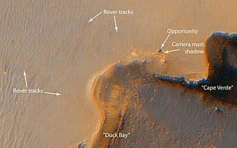 La zone d'exploration actuelle d'Opportunity à proximité du cratère Victoria. Les traces de roulage au sol sont nettement visibles, démontrant l'extrême pouvoir de résolution de la caméra HiRISE de Mars Reconnaissance Orbiter.