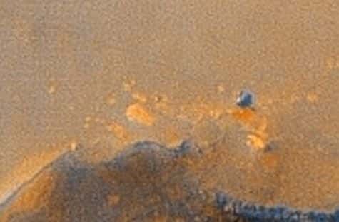 Détail du rover Opportunity, à la résolution maximale de la caméra HiRISE de Mars Reconnaissance Orbiter.