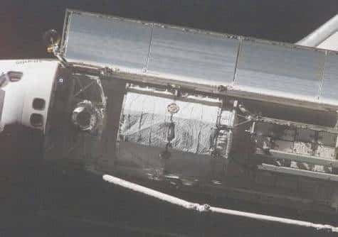 Sur cette photo d'Atlantis prise depuis l'ISS, le dissipateur thermique est bien visible (en haut de l'image, ouvert)
