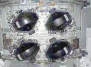 Le groupe des quatre gyroscopes de l'ISS est situé sur la poutre principale P6, à proximité du module américain Destiny