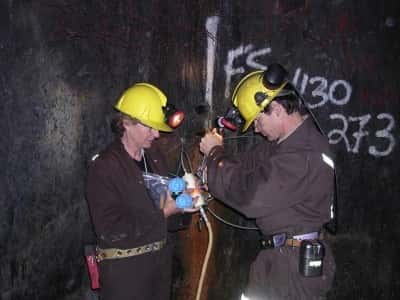 Lisa Pratt s'est fait une spécialité de l'exploration des mines profondes. On la voit ici (à droite) en pleine récolte d'échantillons, à 1,1 kilomètre de profondeur sous l'arctique canadien. Crédit : Lisa Pratt