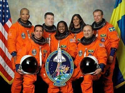 Portrait officiel de l'équipage de la mission STS-116. De gauche à droite, premier rang: William A. Oefelein, pilote; Joan E. Higginbotham, spécialiste mission; Mark L. Polansky, commandant de bord. Deuxième rang: Robert L. Curbeam, Nicholas J.M. Patrick, Sunita L. Williams et l'astronaute suédois de l'ESA Christer Fuglesang, tous spécialistes de mission.