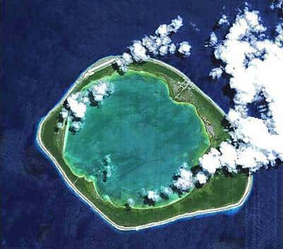 Niau, une des quelque 80 îles coralliennes formant l'atoll des Tuamotu en Polynesie française, est ici observée depuis Proba le 6 octobre 2005 au moyen de l'instrument Compact High Resolution Imaging Spectrometer (CHRIS).