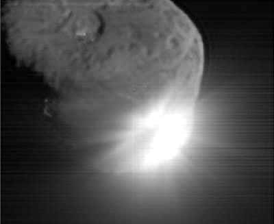 Image prise par la partie orbitale de Deep Impact 13 secondes après la collision de l'impacteur à la surface de Tempel-1