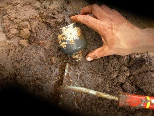 <br />Céramique (gobelet) gallo-romaine dans le comblement d'un puits. <br />&copy; Inrap