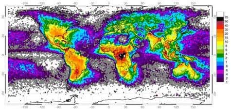 Cette carte révèle la distribution inégale des orages dans le monde, les variations de couleur indiquant le nombre annuel moyen d'éclairs par kilomètre carré. Les couleurs jaunes et rouges indiquent des concentrations plus élevées.<br />(Crédits : NASA/MSFC)