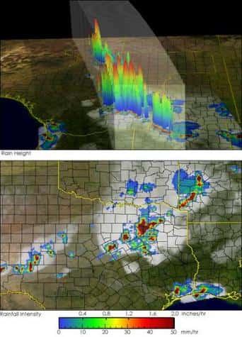 Ces images, issues de données du satellite TRMM, montrent des orages au-dessus du Texas, le 30 avril 2004. Sur l'image supérieure apparaissent des gouttes de pluie ou des particules de glace s'élevant, portées par de forts courants ascendants, au coeur des orages. Le bleu, le vert et le rouge correspondent respectivement à de basses, moyennes et hautes altitudes.<br />(Crédits : NASA/GSFC)