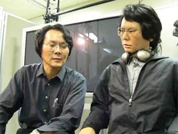Le Docteur Ishiguro et son double l'androïde Geminoid. Crédits : http://www.digitaldj.jp