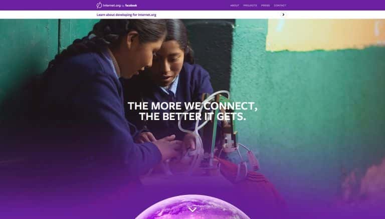 Sur la page du projet Internet.org, le site indique :<em> « Plus nous nous connectons, mieux ce sera »</em> (<em>The more we connect, the better it gets</em>, en anglais). © Internet.org