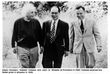De gauche à droite : Einstein, Yukawa et John Wheeler. © DR