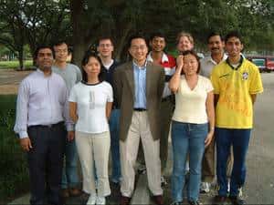 Michael Wong, au centre, avec son équipe du CBEN (Crédit : Rice University).