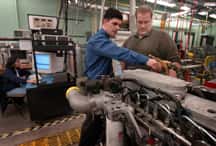 Gregory M. Shaver (à gauche) et David Snyder à l’université de Purdu, devant un moteur diesel, en attendant la réalisation d’un modèle futuriste VVA-HCCI. Crédit : Purdue University.