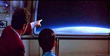 Le capitaine Kirk cherchant un vaisseau Klingon sous bouclier occulteur (Crédit : Paramount).