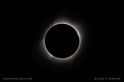 Eclipse de Soleil, en blanc la couronne et en rouge la chromosphère.