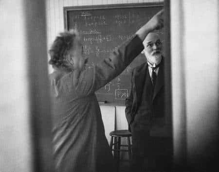 Einstein montrant du doigt une équation à Willem de Sitter (Crédit : the New York Times Photo Archives).