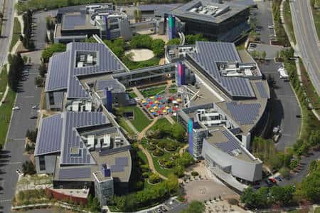 Vue aérienne d'une partie des installations de Goggle, dont les toits des bâtiments sont entièrement recouverts de générateurs solaires. Crédit Google.