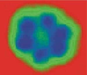 Le plus petit glaçon de l’univers ! Le microscope à effet tunnel montre six molécules d’eau (en bleu) unies entre elles par des liaisons hydrogène. Crédit : <em>London Centre for Nanotechnology</em>