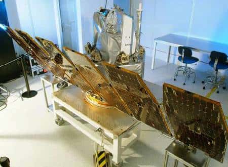 Le satellite AIM au banc dans les laboratoires d'Orbital, tous panneaux solaires déployés. Crédit <em>Orbital Sciences</em>