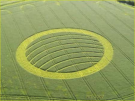 Un des derniers crop circles, apparu en avril 2007 en Angleterre, dans un champ voisin de Oliver's Castle, près de Devizes dans le Wiltshire. © Peter Sorensen