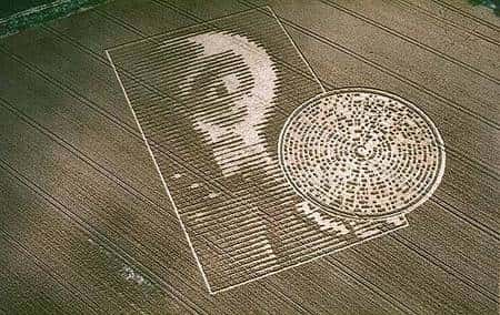 Superbe création réalisée dans la ferme de Crabwood (près de Winchester, Hampshire) en 2002. Les carrés inclus dans le cercle seront interprétés comme des caractères ASCII codés en binaire.