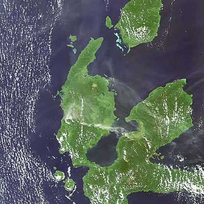 Le 9 juillet, à l’aide de son instrument Meris, Envisat a pris cette image du nord de l’île Halmahera. Le panache blanc s’étend sur 80 kilomètres vers l’ouest. © ESA  
