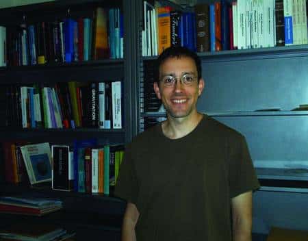 Raphael Bousso, l'ancien thésard de Hawking est devennu depuis célèbre pour ses travaux sur le principe <a href="http://www.fr.arxiv.org/abs/hep-th/0203101" target="_blank">Holographique</a> et le mécanisme de stabilisation des dimensions supplémentaires qu'il a découvert en collaboration avec Joe Polchinski (Crédit : Université de Berkeley).