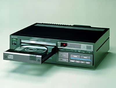 Une des toutes premières platines commercialisées, la Sony CDP-101. Crédit Sony.