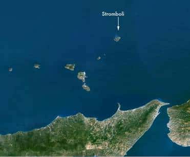 La localisation du Stromboli au large de la Sicile (Crédit : Planet observer).