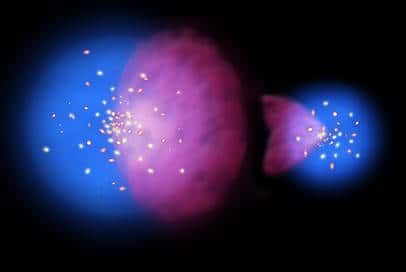 Dans le cas d'Abell 1E 0657-56 la matière noire en bleu reste centrée sur les galaxies (Crédit : NASA).