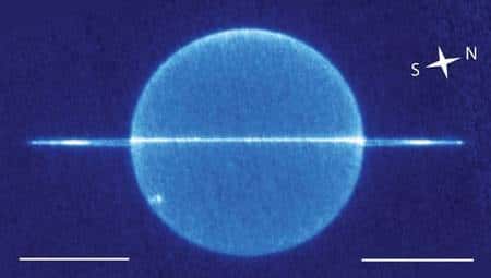 Disque complet d'Uranus et de son système d'anneaux vu par la tranche. Keck obs.