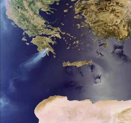 Le 24 août 2007 Envisat a photographié la fumée se soulevant des feux faisant rage à travers la péninsule méridionale du Péloponèse, où au moins 60 personnes ont perdu la vie. Crédit ESA, instrument MERIS.